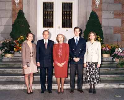 EL PADRE JUAN CARLOS LA MADRE LA REINA EL HIJO FELIPE LAS HIJAS CRISTINA HELENA