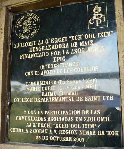 LE NOM DU  COLLÈGE MARIE CURIE GRAVÉ SUR LE MARBRE DANS UNE COMMUNAUTÉ INDIENNE DU GUATEMALA